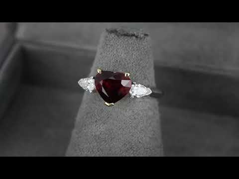 Золотое кольцо с рубином «Сердце» и бриллиантами