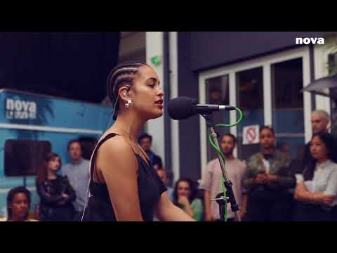 Jorja Smith - Blue Lights | Plus Près de Toi - Nova.fr