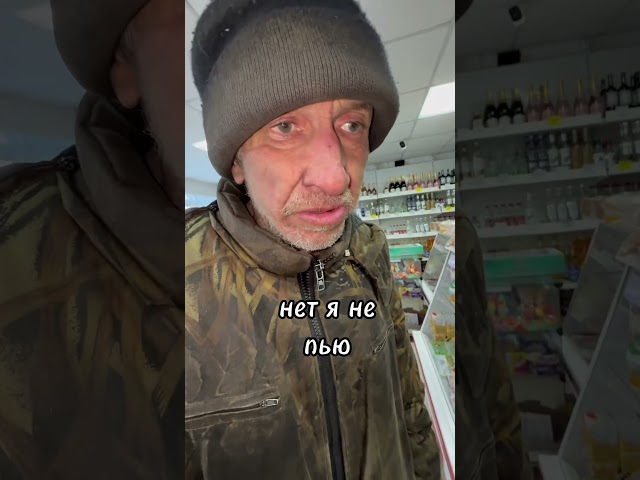 Очень жаль этого мужчину, живет и спасается от холода на трубах🥺