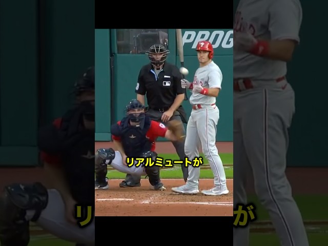 投球を素手でキャッチするバッター