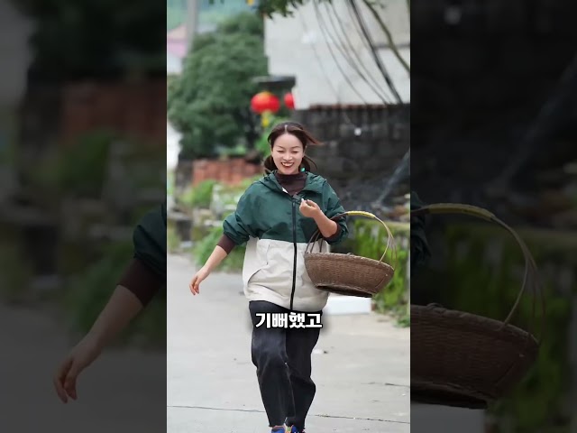 이 가난한 소녀는 엄마와 음식을 만들어 먹었어요😍