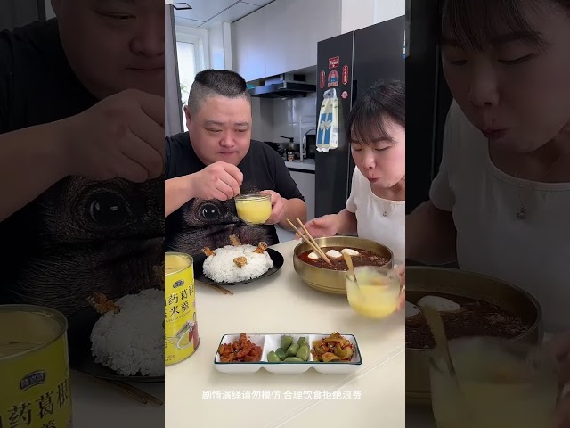蠢老公以為吃到雞腿，不料打開只有骨頭，氣壞了