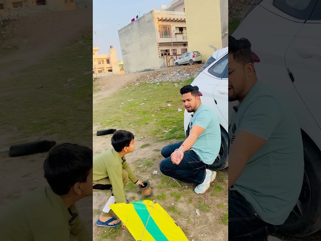 बच्चे को बेवकूफ बनाकर उसका पतंग लूट लिया🤣🪁#kiteground #kite #patang #patangbazi