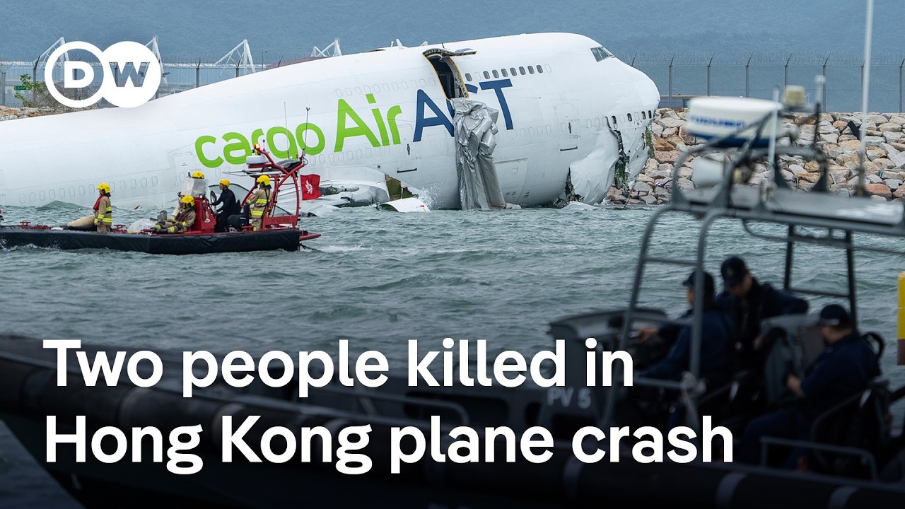 Beoing plane skids off Hong Kong runway into sea | DW News
