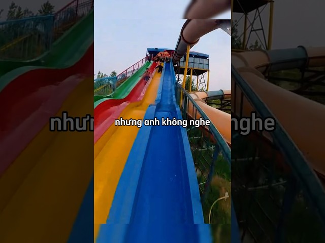 Anh chàng trèo ngược lên cầu trượt bất chấp sự ngăn cản của bảo vệ 😳
