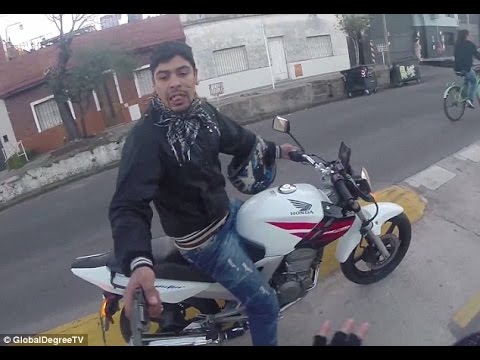 Ограбувач со мотор против велосипедист со камера на глава