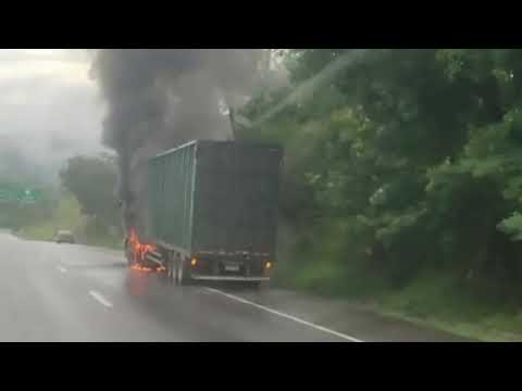 Vídeo: Carreta pega fogo na 262
