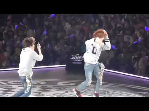 Super juniorD&E日本 二巡 大阪Day3 跳觸觸舞跳到累攤的兩人