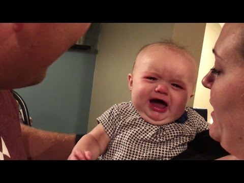 Бебето плаче од љубомора секој пат кога неговите родители се бакнуваат