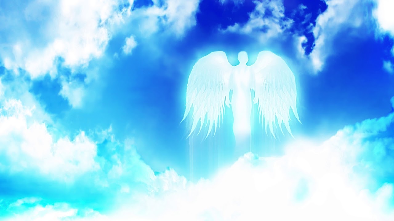 Ангел на фоне неба
