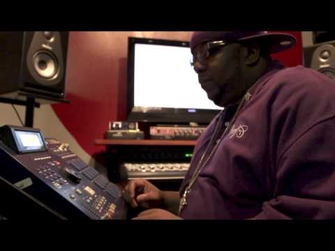 Infamous Mobb/Wu-Tang Producer makes a sampled beat on the MPC!