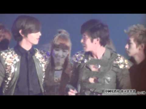 Kyuhyun & Victoria @ SBS Music Festival Ending (111229)