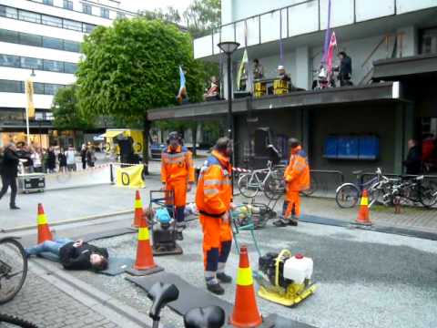 Staffan Mossenmark is a swedish composer and a performative sound artist, often seen as a boundarie breaker, a person who has went his own way. Internationally Mossenmarks compositions has been performed throughout the world.