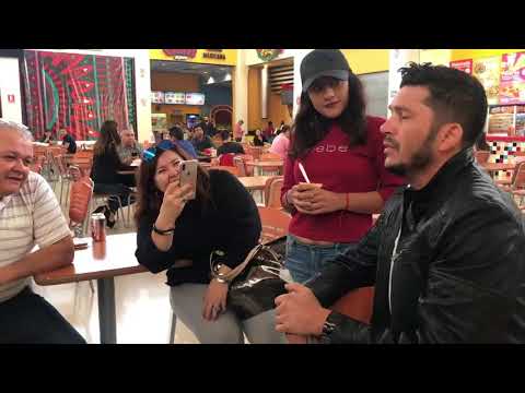 El Flaco de Los Recoditos se pone a cantar a fans en una plaza en Hermosillo