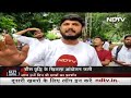 Allahabad University में Fees वृद्धि के खिलाफ छात्रों का प्रदर्शन, Police से हुई झड़प | City Centre  - 02:21 min - News - Video