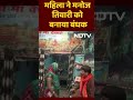 Lok Sabha Chunav: जब Banaras में Manoj Tiwari को मिल गयी उनकी जबरा फैन | Election 2024 - 01:00 min - News - Video