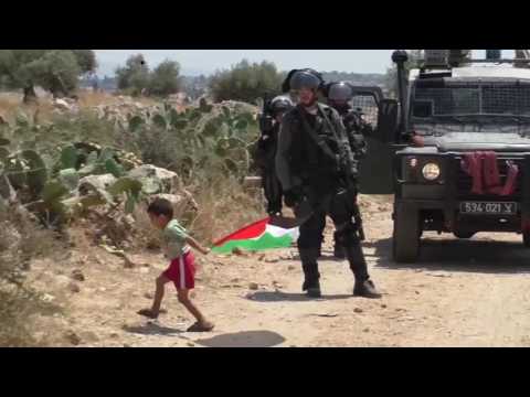 ЗАБЕГАН палестински татко ги провоцира израелските војници да му го застрелаат синот! Браво за реакцијата на војникот!