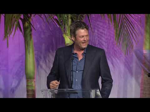 Blake Shelton presents Kelly Clarkson with Variety's Power of Women Awards