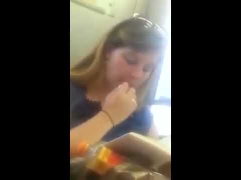 Убава девојка руча во метрото во Дубаи