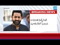 Breaking News: జూ.ఎన్టీఆర్‌కు ప్రమాదం..| Accident to Jr.NTR in Ramoji Film City @SakshiTV  - 02:02 min - News - Video
