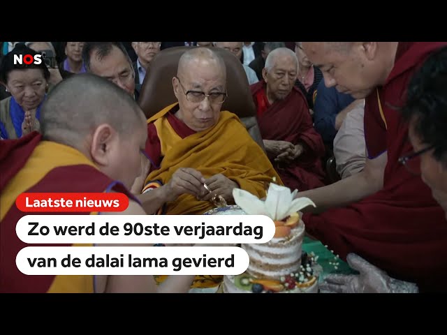 Dalai lama viert 90e verjaardag met knuffel van acteur Richard Gere