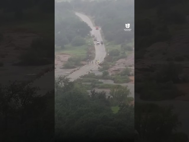 La rapidez y fuerza con la que creció un río e inundó una carretera en #texas