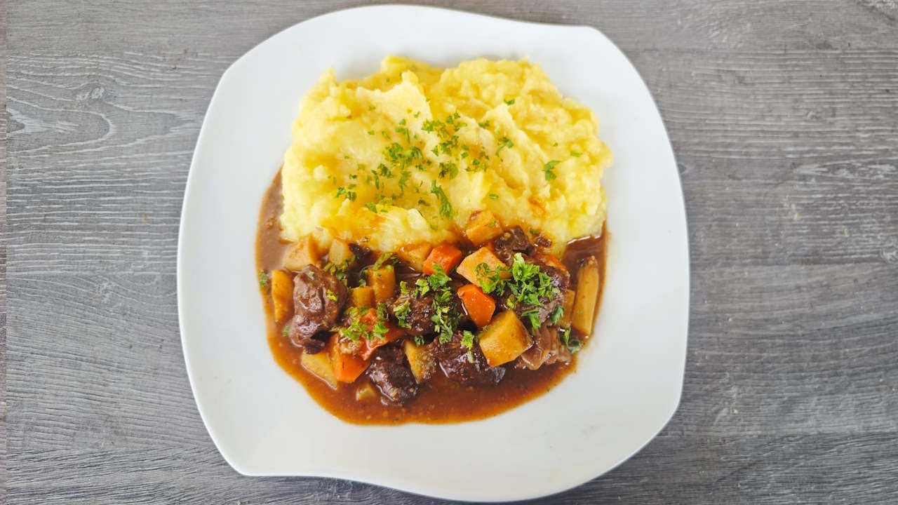 Hovězí pomalu dušené na víně: Recept, který udělá z každého mistra kuchyně | @zadnyspeky