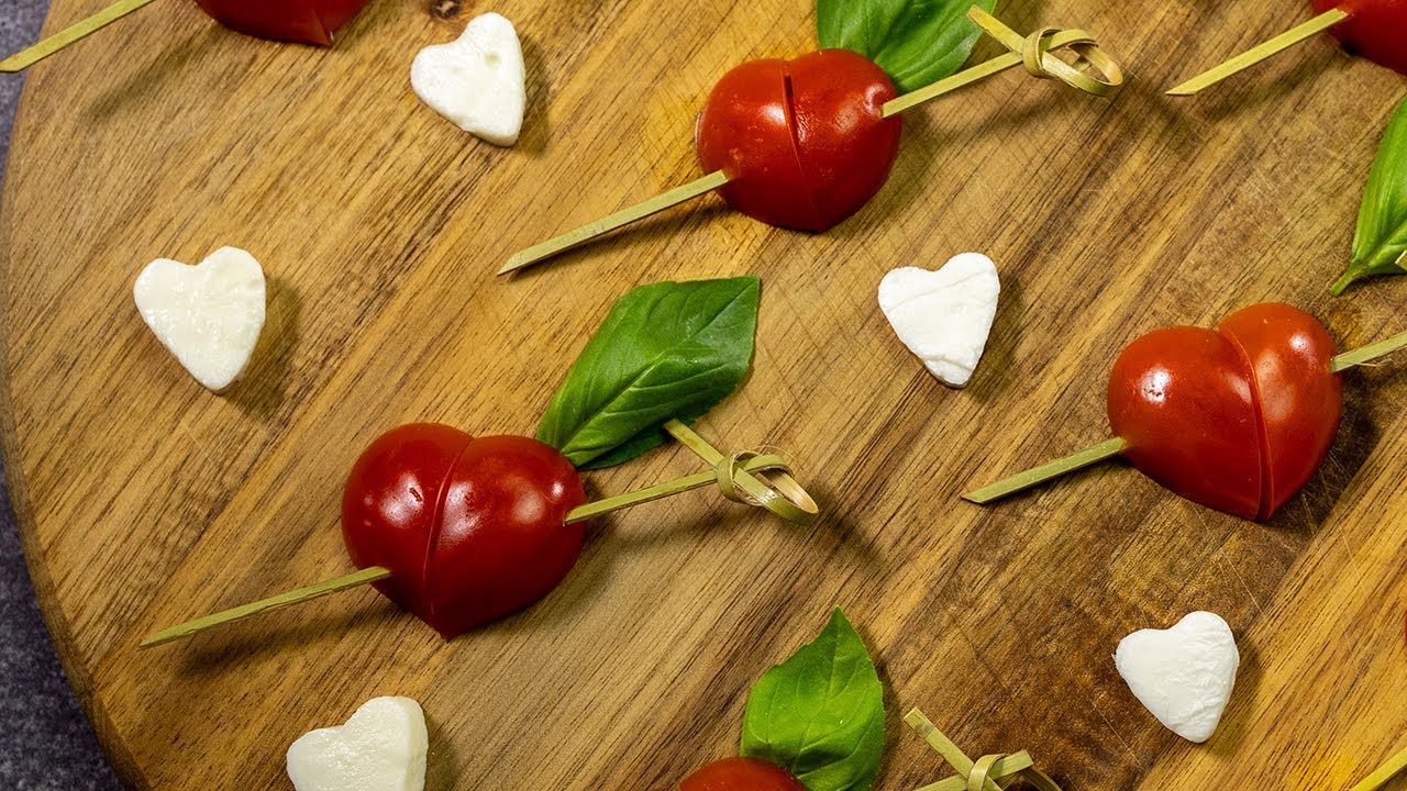 Ukážeme vám, jak snadno a rychle vytvořit srdíčka z cherry rajčátek