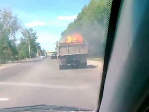 Ciężarówka jedzie ulicą i... płonie!
