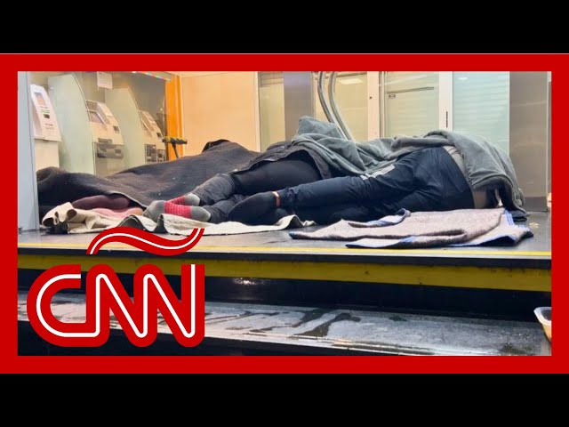 Viviendo en cajeros automáticos: así atraviesan la ola de frío algunas personas en Argentina