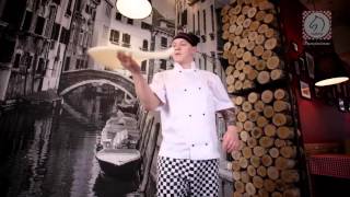 Autorskie akrobacje i sztuczki w wykonaniu Maestro Mario.Najlepszy pizzer z Gusto Dominium pokazuje