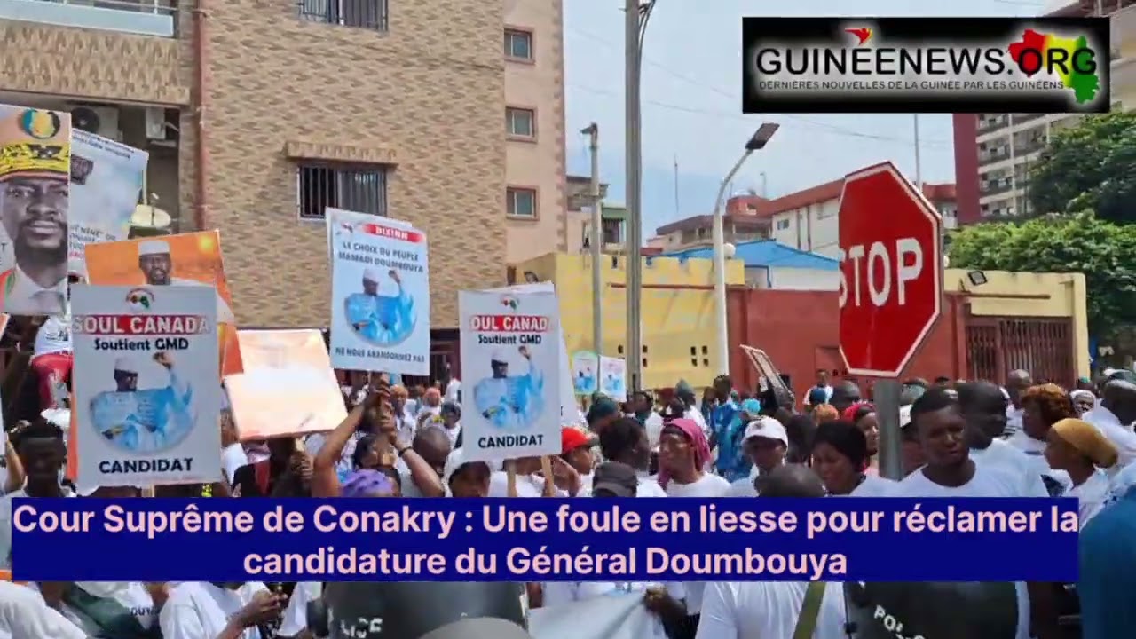A la Cour Suprême, une foule en liesse réclame la candidature de Mamadi Doumbouya #la présidentielle