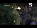La YMCA de Jerusalén coloca un árbol de Navidad gigante  - 01:43 min - News - Video