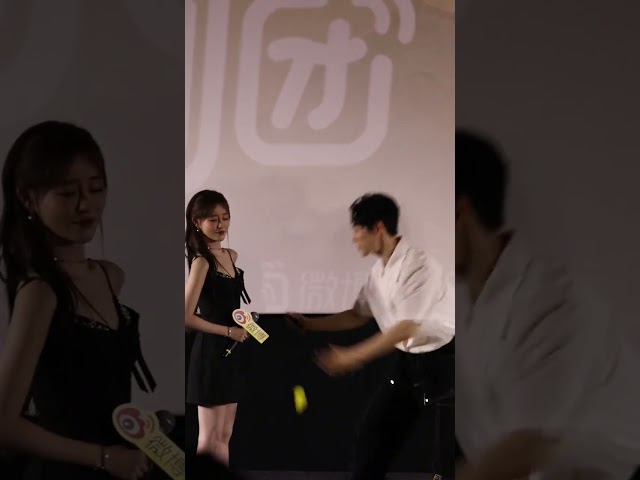He performed romantic magic for her🤣🤣🤣 #cdrama #书卷一梦 #actor #actress #shorts #funny