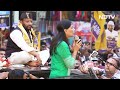 Arvind Kejriwal की पत्नी Sunita Kejriwal ने किया पहला चुनावी Road Show | Lok Sabha Election 2024  - 03:37 min - News - Video