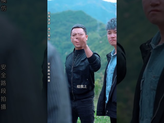 面對壞人，只有爸爸挺身而出幫助女司機，最後倖免於難♥️