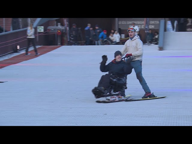 Sérült fiatalok télisport oktatását mutatták be a Normafa Síiskolában