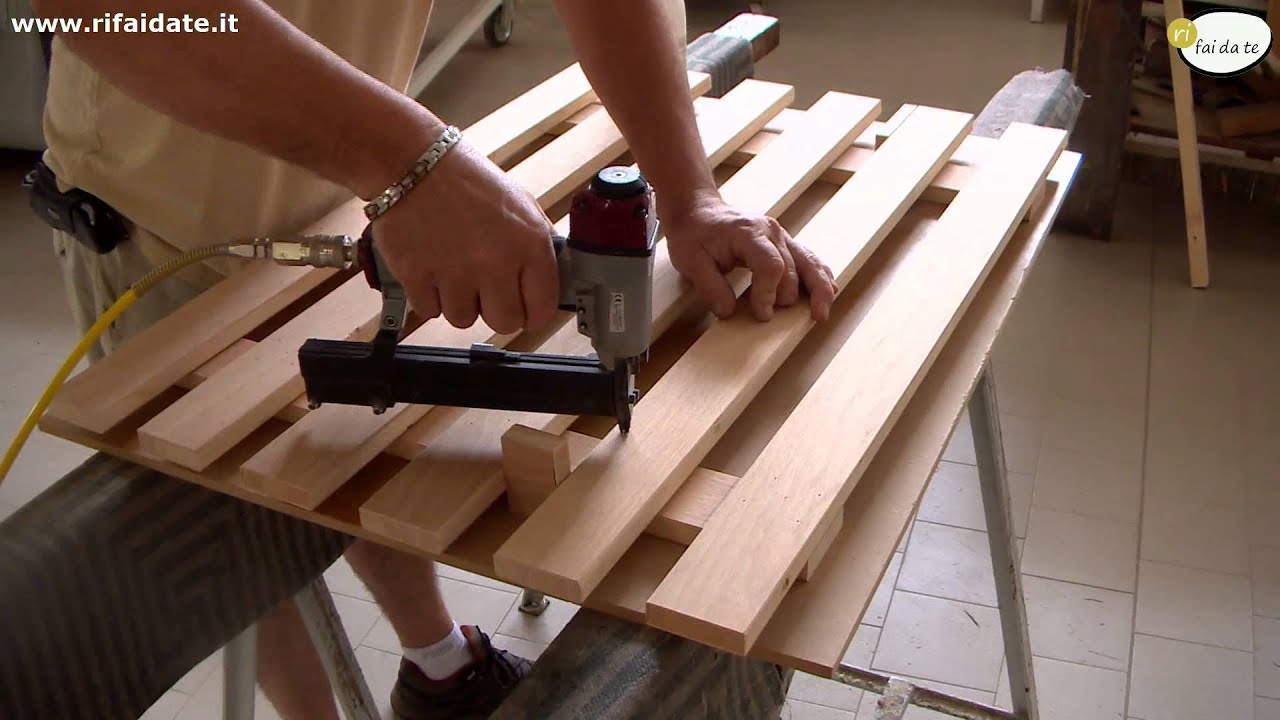 Come fare un cancelletto in legno youtube for Costruire un cancello in legno fai da te