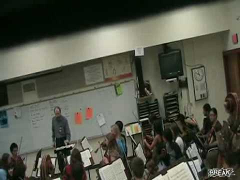 Професор крши виолина на ученик