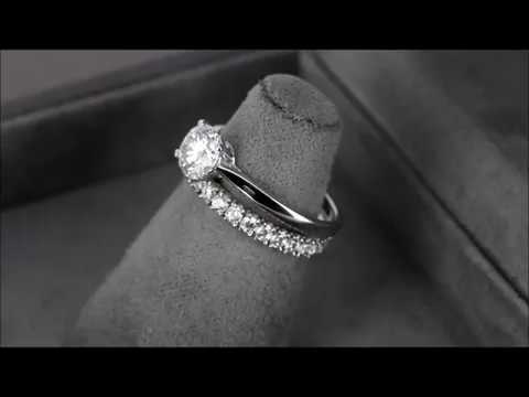 Комплект колец (обручальные + помолвочное) из белого золота с бриллиантами