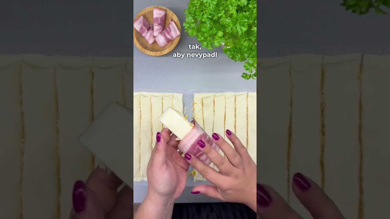 Připravte si křupavé chuťovky z listového těsta se sýrem a slaninou #toprecepty #foodie