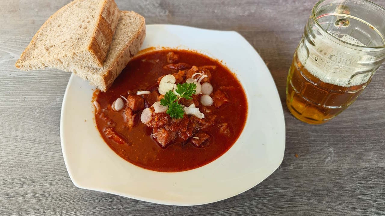 Tajný recept řezníků: Uzenářský guláš, po kterém zapomenete na segedín | @zadnyspeky