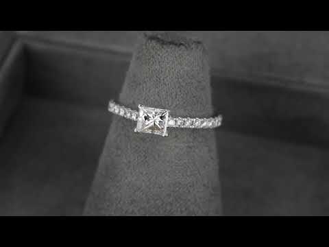 Изящное помолвочное кольцо с бриллиантами