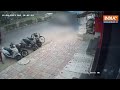 Delhi में कार-रिक्शा और दोपहिया वाहनों को घसीटते ले गई DTC बस, एक की मौत, एक घायल, देखें Video  - 01:52 min - News - Video