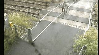 Bikers Rio Pardo | Vídeos | Ciclista escapa de ser atropelado por trem no Reino Unido