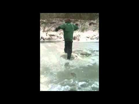Внимателно дете преминува преку замрзната рекичка