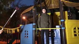 Саша Долгополов проверяет безопасность детской площадки