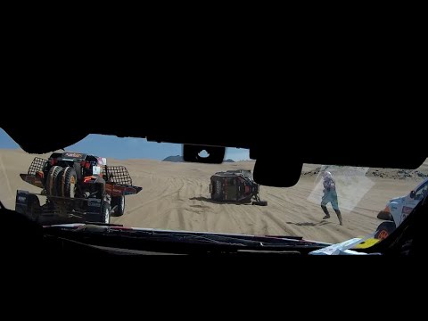 #10 S Ouředníčkem na Dakar:Nehody na Dakaru-Tomáš a David pomáhají u hrozivě vypadající nehody buggy