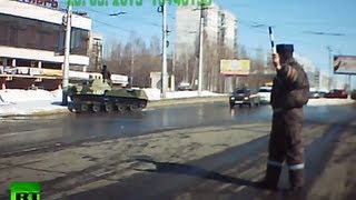 Russisk BMD-2 hamrer ind i lygtepæl