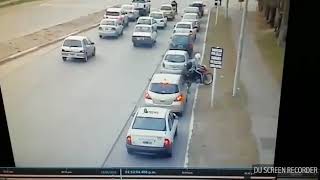 Ataque de motochorros en el ingreso al Shopping
